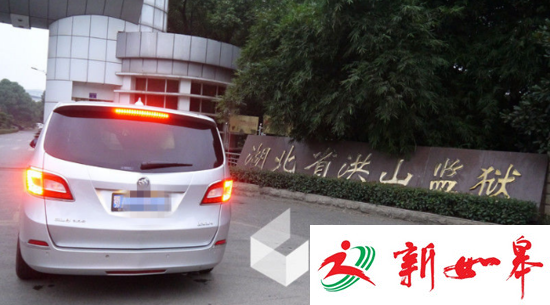 9月27日早上6时15分，前来接牟其中出狱的车到达湖北洪山监狱，35分钟后，6时50分，牟其中乘车离开服刑16年的监狱。