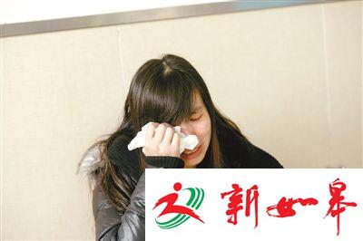 ▲佳佳的妈妈伤心不已