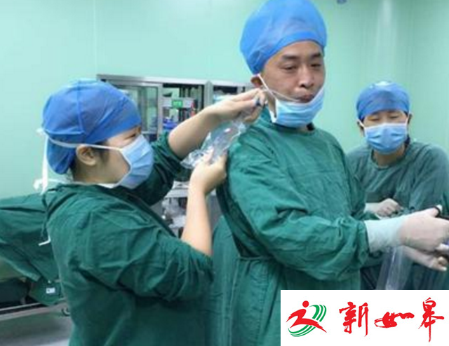 医生为手术连续6小时未休息 靠喝平衡液补充体能