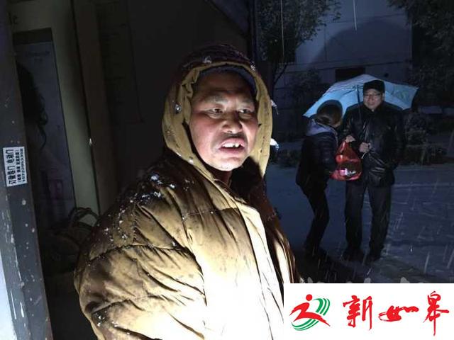 聋哑男子大雪纷飞夜席地而睡 市民给其送饭并报警