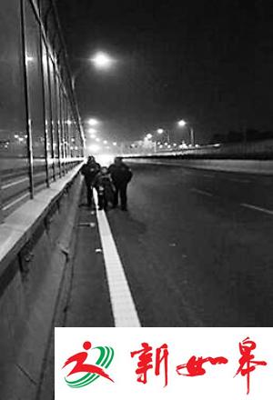 民警在高架桥上发现轩轩。