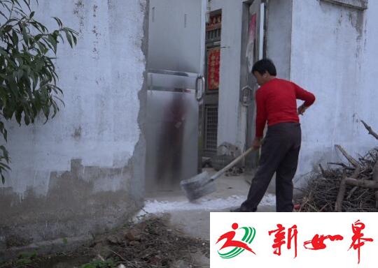 南京眼镜蛇幼蛇逃逸曝光40小时，当地居民家家户户石灰封门窗。　李珂 摄