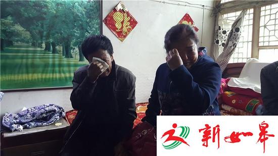 曹英海大哥曹英杰（左）说起凶案止不住眼泪。