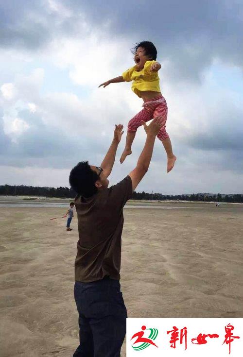 一个动作&ldquo;坐死&rdquo;孩子 街头这些带娃方式很危险