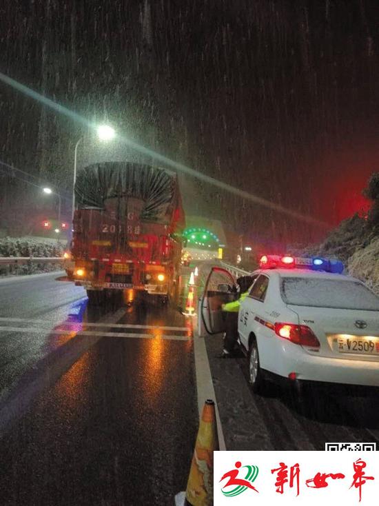 渝昆高速昭通段多处降雪 交警洒10余吨融雪剂