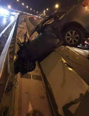 奥迪飞跃高架悬空有掉落危险 车头被撞面目全非司机不幸身亡-雉水网