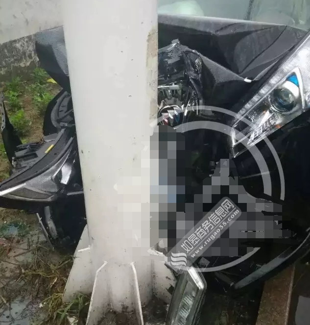 如皋一别克车撞路边杆 车头几近报废气囊弹出惨不忍睹-雉水网