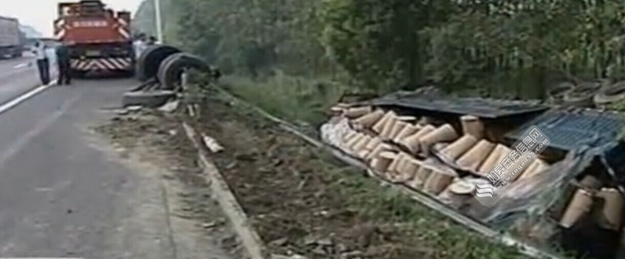 沈海高速如皋段危化品半挂车侧翻 多部门联合施救-雉水网