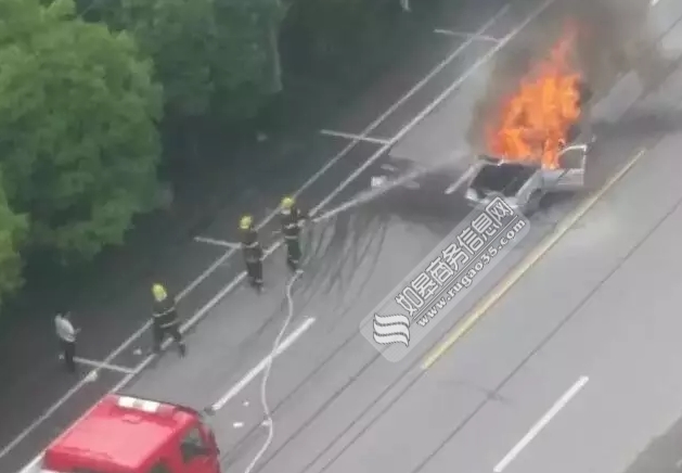 如皋水绘绿源附近一轿车自燃 火势迅猛车辆几乎烧成空壳-雉水网