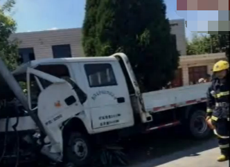 如皋一货车撞上公路标志杆 司机被困驾驶室-雉水网