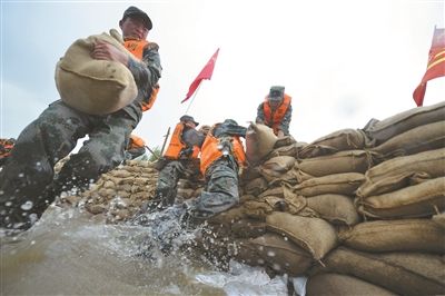 南京秦淮河流域遇暴雨"迷彩绿"奋战抗洪一线-雉水网