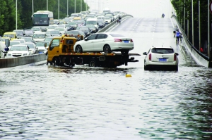 南京凤台南路部分路段淹水拥堵交警紧急疏导-雉水网