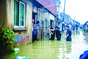 南京板桥河泛滥低保户自购橡皮艇转移邻居-雉水网