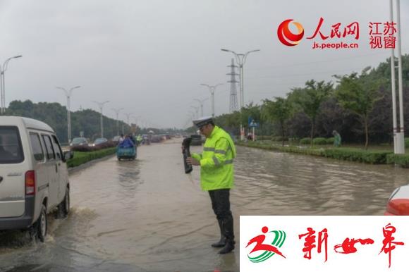 常州交警坚守一线：家里受灾 警车成临时住所-雉水网