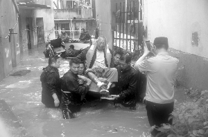 连日降雨致江苏多地淹水警方紧急展开救援-雉水网