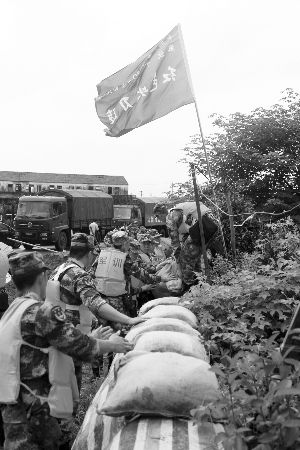 南京秦淮河七桥瓮段漫堤官兵搭建防洪堤坝-雉水网