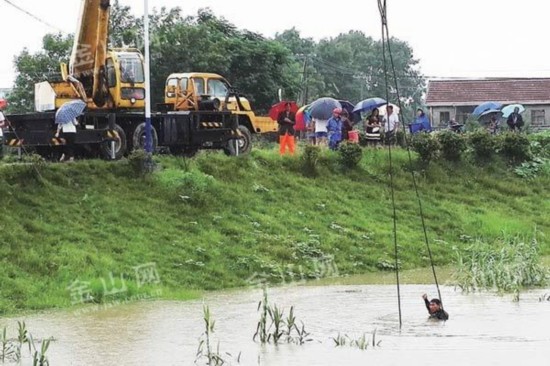 泄洪涵洞被堵镇江“蛙人”下水清障-雉水网
