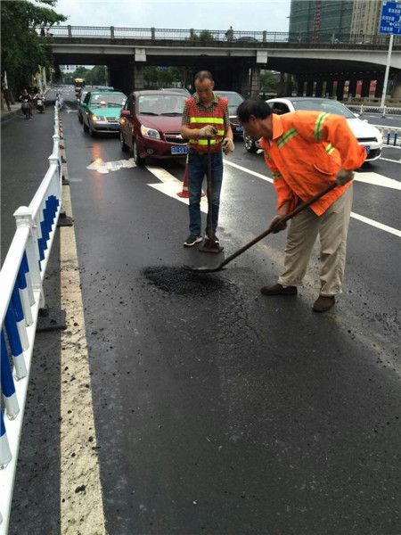 暴雨袭城常州市管处抢修路面坑塘保畅通-雉水网
