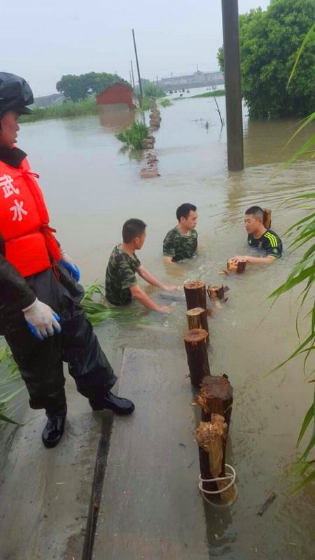 常州湟里镇水位暴涨官兵奋战一天一夜堵决口-雉水网