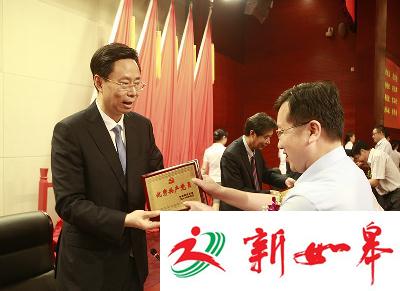 泰州市委书记蓝绍敏为优秀共产党员张鹏颁奖-雉水网