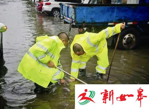 泰州交警在城区积水路段巡查为路人提供服务-雉水网