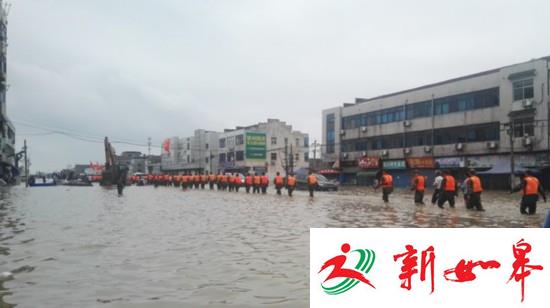 金坛指前东风圩昨天凌晨漫堤军民合力抢险-雉水网