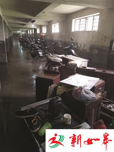 这对老人不顾自己家当被淹 从受淹车库抢运50多辆车-雉水网