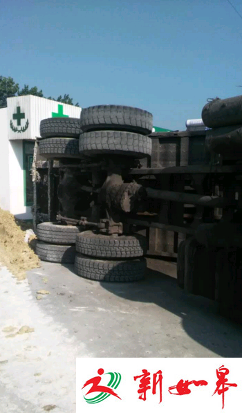 如皋高明一辆大卡车发生侧翻 当场压扁路边货车驾驶室-雉水网