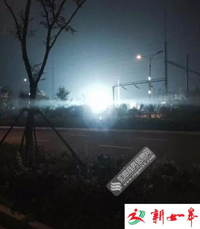 如皋绿园附近变电所疑似短路　现场电光四射黑夜恍如白昼-雉水网