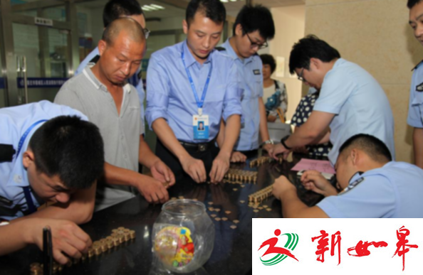 干警在“老赖”家中搜出硬币及名烟做赔偿款-雉水网