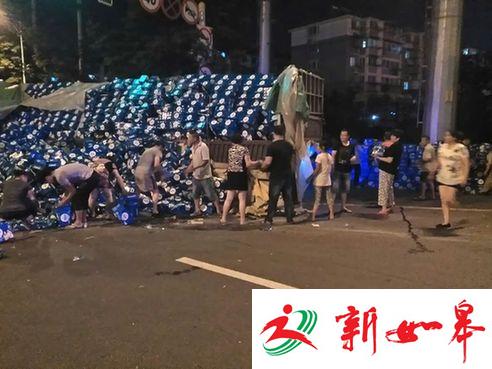 一货车当街散落万瓶饮料 南通市民帮拾无人哄抢-雉水网