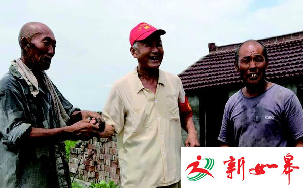 如皋77岁退休老人助智障家庭圆梦 受助村民喜极而泣-雉水网