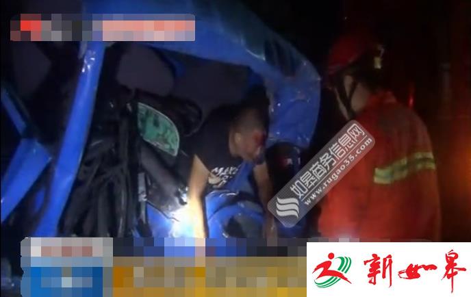 如皋王石线常青段发生交通事故 货车驾驶员被困车中-雉水网