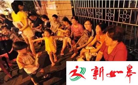 如皋再次上演幼儿园报名战 家长起早排队都为孩子-雉水网