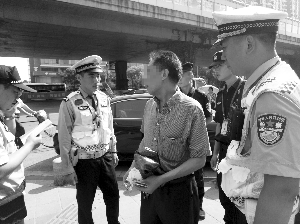 南京一男子面对5元罚单 大吼