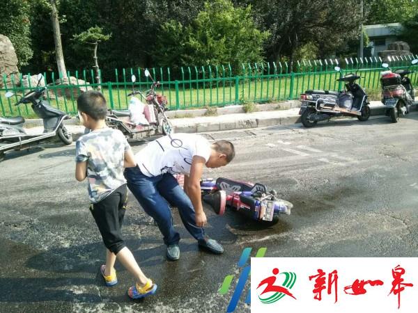 节制闸桥面出现大面积油渍 交警及时处置迅速恢复交通-雉水网