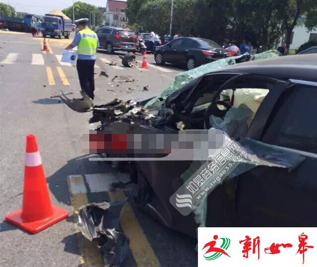 如皋白蒲一运粮车发生车祸　轮胎飞出数米粮食散落一地-雉水网