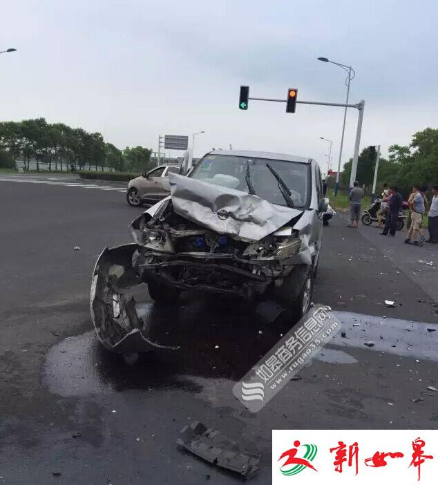 如皋新丁磨路两辆轿车相撞 车辆损毁严重轮胎被撞落-雉水网