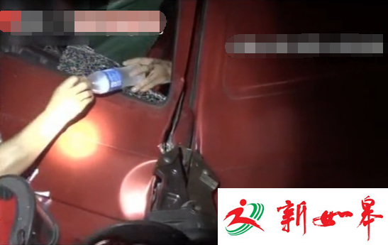 如皋丁堰发生三车追尾事故 一名受困司机被成功救出-雉水网