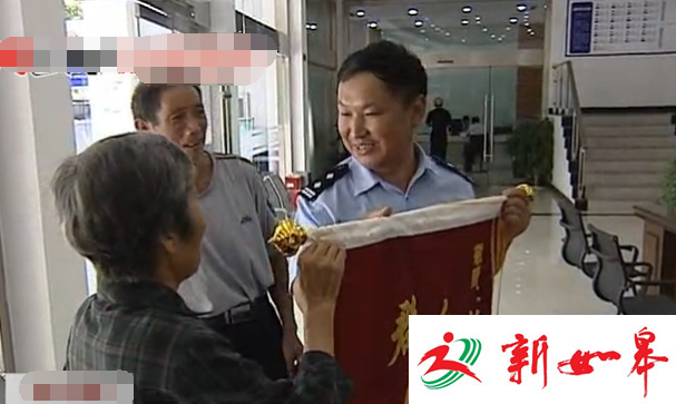 如皋长巷社区民警热心帮助群众　解决孩子入学问题获赠锦旗-雉水网