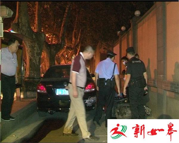 轿车撞倒摩托车 司机竟弃车逃逸-雉水网