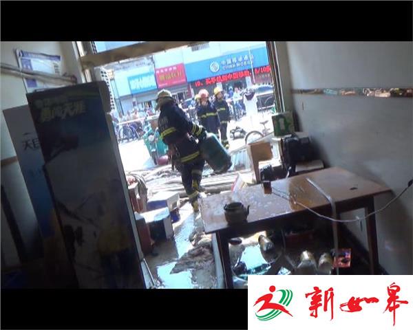 大排档爆燃 三位路人受伤-雉水网