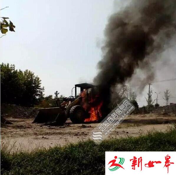 如皋郭园一工地推土机自燃 现场浓烟滚滚原因不明-雉水网