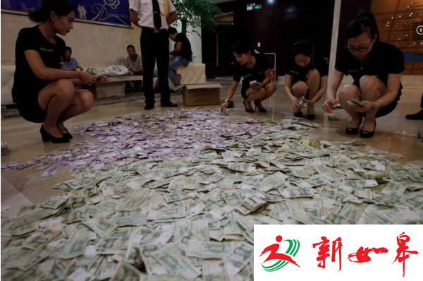 河南一老人扛一整袋零钱买房 售楼处铺满纸币-雉水网