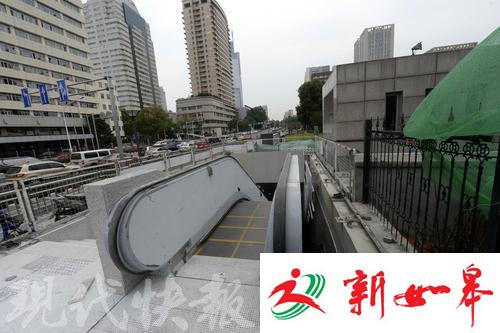 南京地铁4号线两个出口,才建好就遭“掀顶”?-雉水网