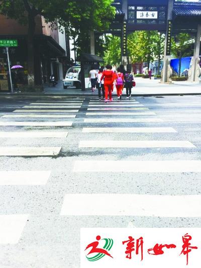 南京出现“上下行斑马线” 首设夫子庙-雉水网