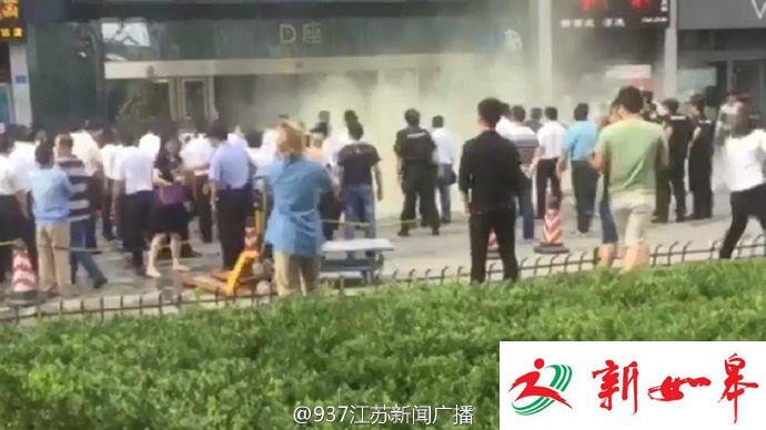 南京河西万达广场发生打砸事件 防暴警察已出动-雉水网