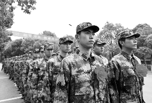 江苏最热血高校140多名大学生参军-雉水网