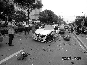 司机抓个痒导致4车相撞 找小舅子顶包双双被拘-雉水网