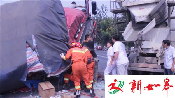 货车追尾半挂 两人被困车中-雉水网